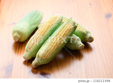 新鮮なトウモロコシ (木目背景) 新鮮なトウモロコシ (木目背景) 118211399
