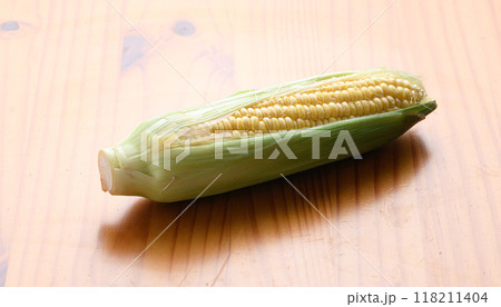 新鮮なトウモロコシ （木目背景） 118211404