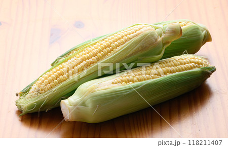 新鮮なトウモロコシ (木目背景) 新鮮なトウモロコシ (木目背景) 118211407