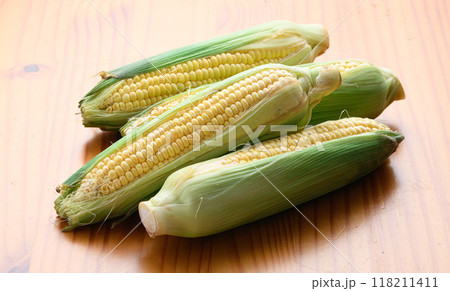 新鮮なトウモロコシ （木目背景） 118211411