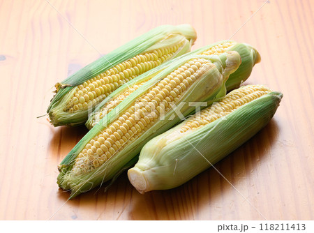 新鮮なトウモロコシ （木目背景） 118211413