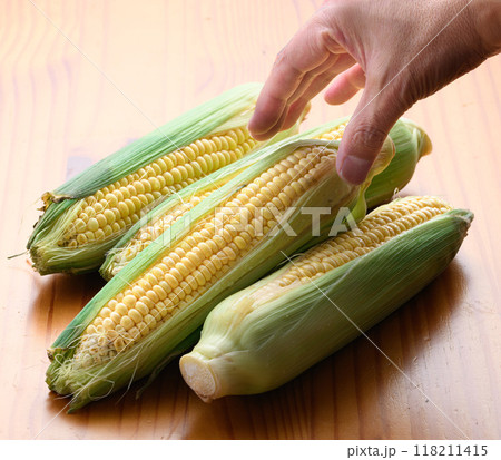 皮付きとうもろこしの盛り付け／夏の旬野菜イメージ 118211415