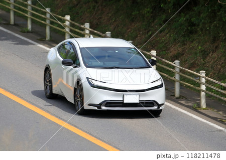 白い国産ハイブリット車 118211478