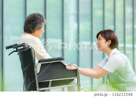車椅子 介護士とシニア女性 車椅子 介護士とシニア女性 118211598