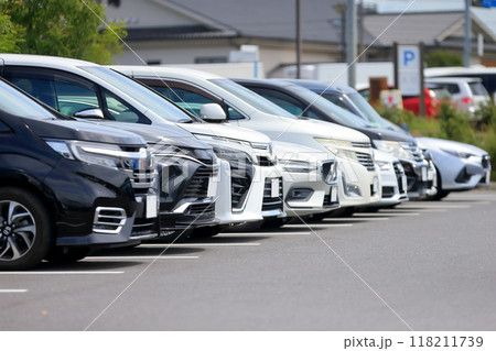 並んだ乗用車  並んだ乗用車  118211739
