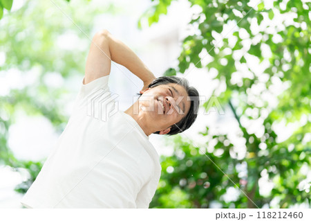 公園でストレッチをするシニア男性 118212460