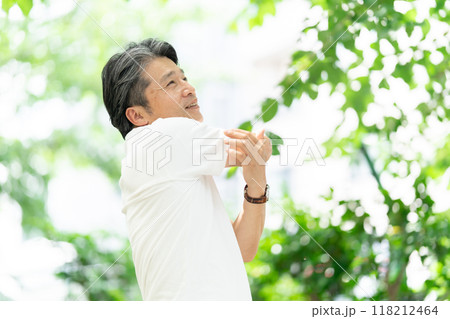 公園でストレッチをするシニア男性 118212464