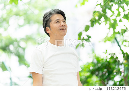 公園でストレッチをするシニア男性 118212476