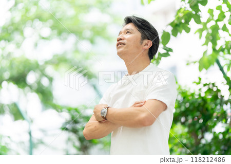 公園でストレッチをするシニア男性 118212486