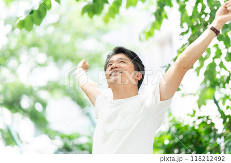 公園でストレッチをするシニア男性 118212492