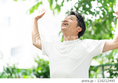 公園でストレッチをするシニア男性 118212495