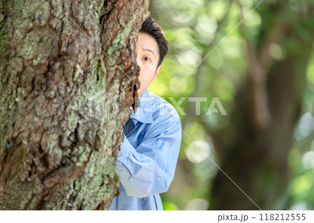 木の隠れる作業着を着た男性 木の隠れる作業着を着た男性 118212555