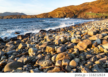 The Muckross Head pebble beach , County Donegal, reland. 118212614