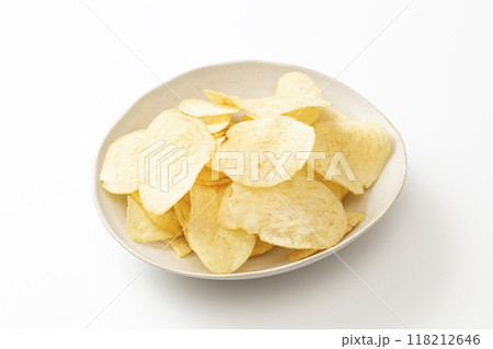 白背景にポテトチップス 118212646