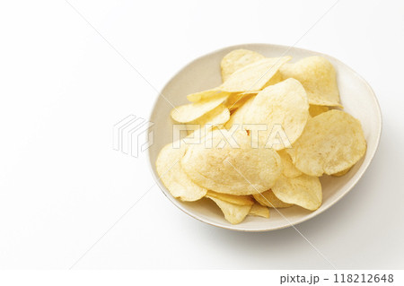 白背景にポテトチップス 白背景にポテトチップス 118212648