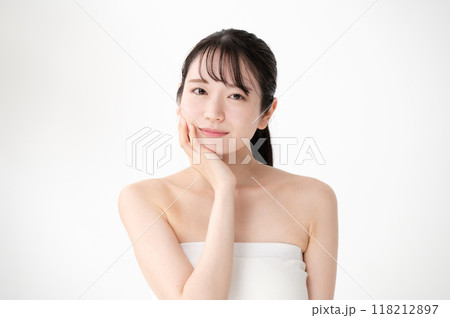 ビューティーイメージ　頬を触る女性 118212897