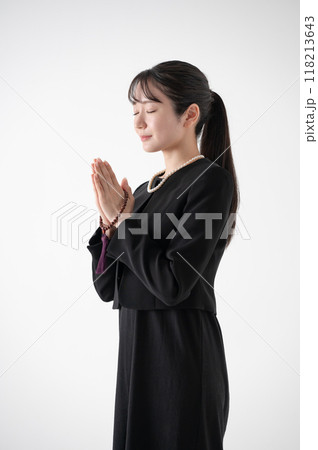 喪服を着た女性 喪服を着た女性 118213643