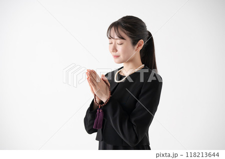 喪服を着た女性 喪服を着た女性 118213644