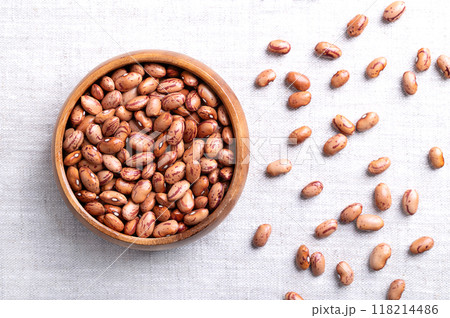 Cranberry beans, Borlotti beans in wooden bowl on linen. Tan colored streaked with red variety of the common bean Phaseolus vulgaris, also known as Borlotto, Roman, saluggia, gadhra or rosecoco bean. Cranberry beans, Borlotti beans in wooden bowl on linen. Tan colored streaked with red variety of the common bean Phaseolus vulgaris, also known as Borlotto, Roman, saluggia, gadhra or rosecoco bean. 118214486