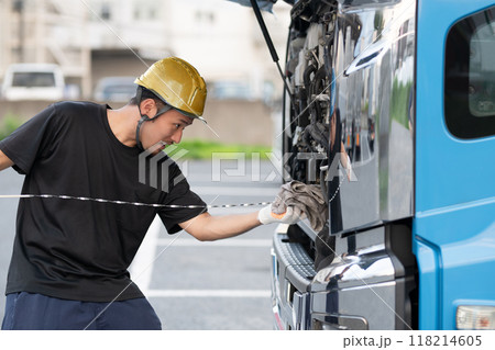 大型トラックのエンジンオイルを点検する男性 118214605