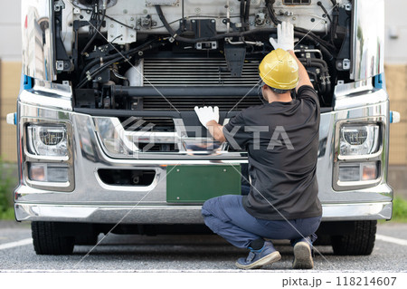 大型トラックを点検する男性 大型トラックを点検する男性 118214607