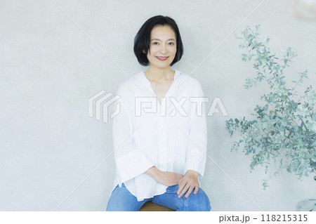 白いシャツのミドル女性 118215315