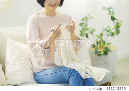 リビングで編み物をするミドル女性 118215336