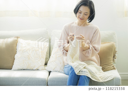 リビングで編み物をするミドル女性 118215338