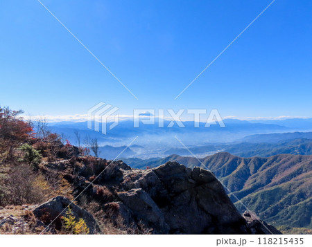 山梨県山梨市にある乾徳山の山頂付近で見る富士山 118215435