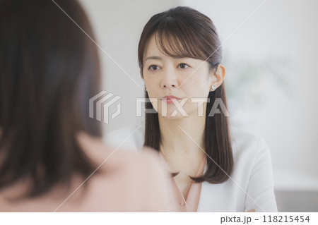 打ち合わせをする女性 118215454