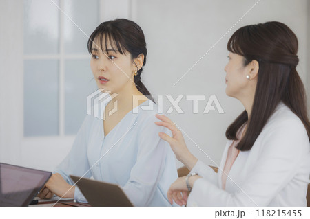 打ち合わせをする女性 118215455