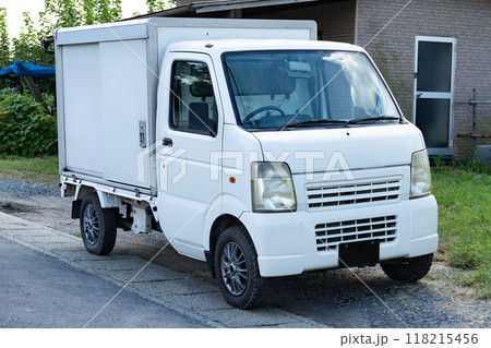 路肩に停車する軽貨物自動車 118215456