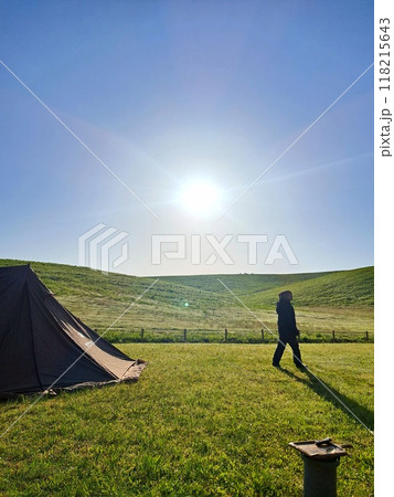 朝日を浴びる人 118215643