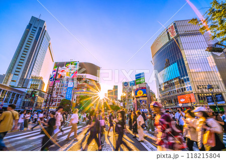 日本の東京都市景観　9月・インバウンド続く…外国人観光客らで賑わう渋谷スクランブル交差点…＝5日 118215804