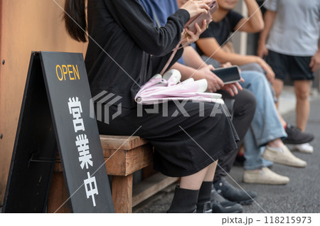 人気店に並ぶ人々 人気店に並ぶ人々 118215973