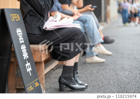 人気店に並ぶ人々 118215974