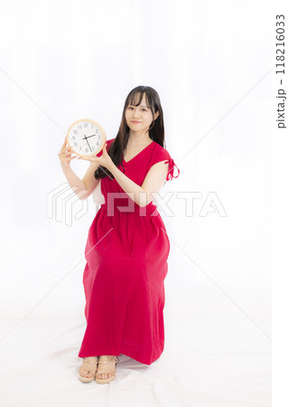 赤いドレスの若い女性 赤いドレスの若い女性 118216033