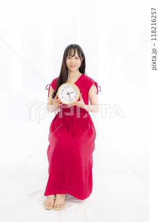 ハートを持つドレス姿の女性 ハートを持つドレス姿の女性 118216257