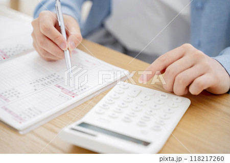 家計簿をつける女性 家計簿をつける女性 118217260