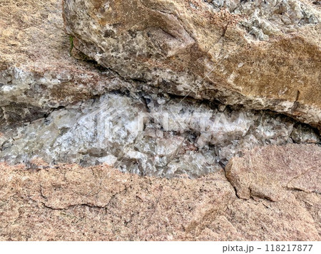赤茶色の岩盤にできた鉱物 118217877