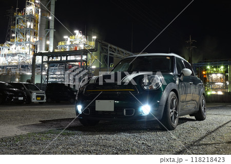 工場群の道に停車する輸入車 118218423