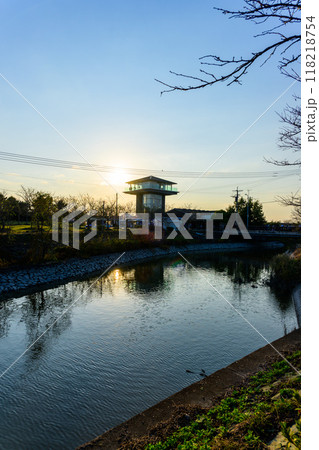夕焼けのシチメンソウ観光地スポット周辺風景 (七面草)「東よか干潟ビジターセンターひがさす(佐賀市」 夕焼けのシチメンソウ観光地スポット周辺風景 (七面草)「東よか干潟ビジターセンターひがさす(佐賀市」 118218754