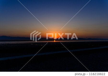 美しい夕焼け光芒を浴びているシチメンソウ風景(七面草)「東よか干潟ビジターセンターひがさす(佐賀市」 美しい夕焼け光芒を浴びているシチメンソウ風景(七面草)「東よか干潟ビジターセンターひがさす(佐賀市」 118218822