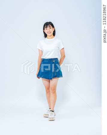 カジュアルな女の子の全身写真 カジュアルな女の子の全身写真 118218967