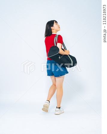 バッグを持って歩く女の子の後ろ姿の全身写真 118218973