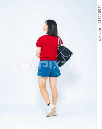 バッグを持って歩く女の子の後ろ姿の全身写真 バッグを持って歩く女の子の後ろ姿の全身写真 118218974