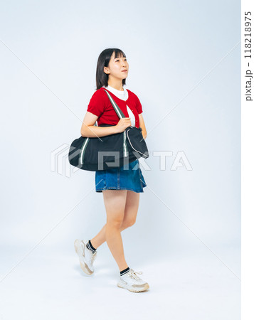 バッグを持って歩く女の子の全身写真 バッグを持って歩く女の子の全身写真 118218975