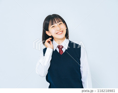 制服を着た女子学生のポートレート 118218981