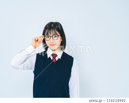 制服を着て眼鏡をかけた女子学生 118218992