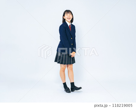 制服を着た女子学生の全身ポートレート 制服を着た女子学生の全身ポートレート 118219005